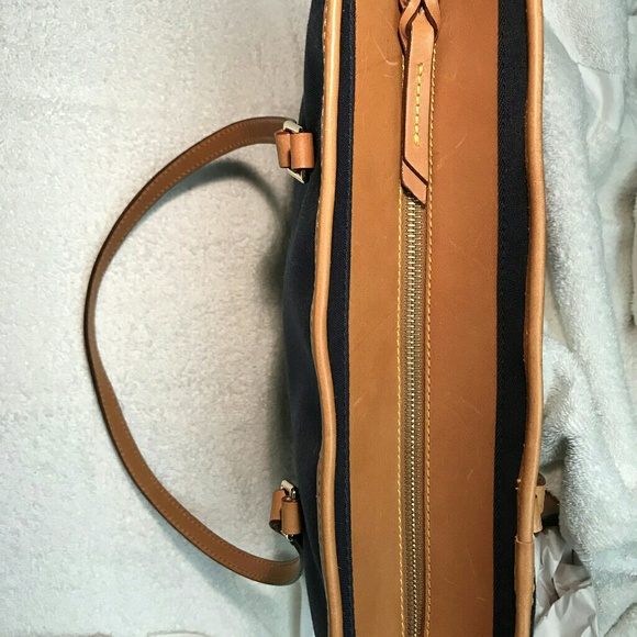 Genuine Brand New Dooney & Bourke Purse - Picture 2 of 3